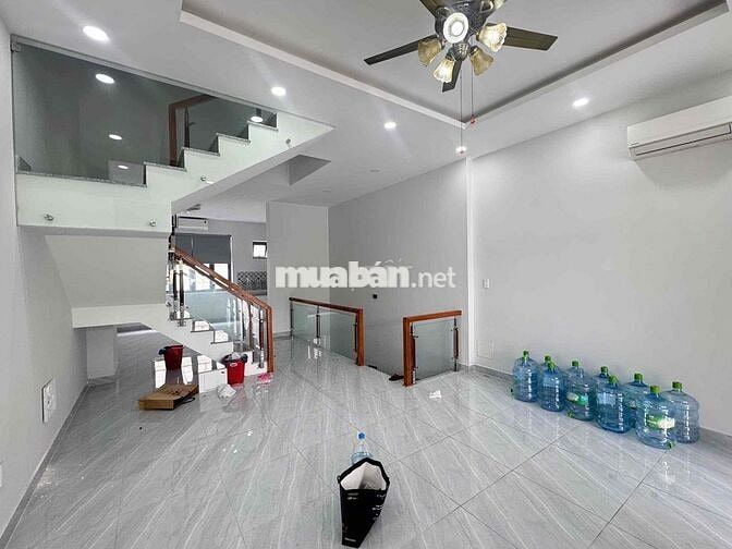 Nhà 1 hầm trệt 2 lầu 4PN, 4wc, 6 máy lạnh ngay Vòng Xoay HT3