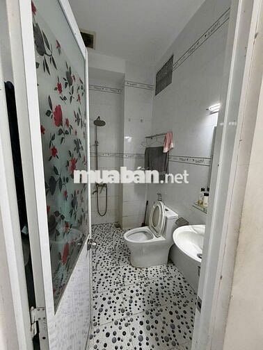 Cho thuê nhà1 trệt 2 lầu 5 phòng ngủ quốc lộ 13,ngay kdt vạn phúc.15tr