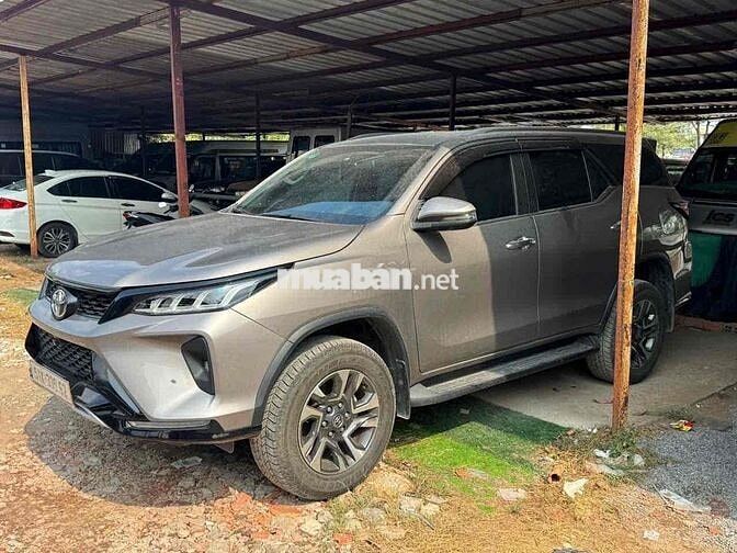 Toyota Fortuner Legender Dầu 27.000 km Xám