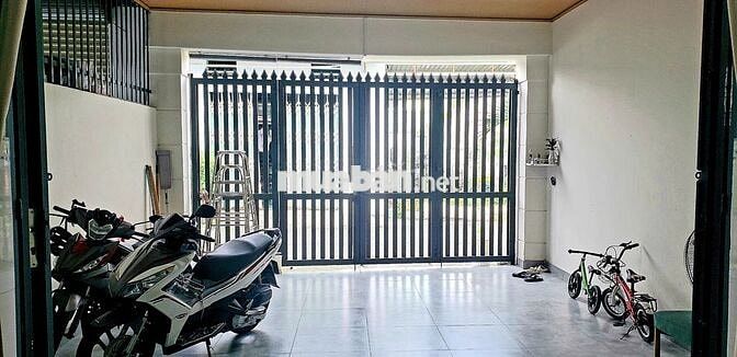 Chính chủ cần bán nhà cấp 4 100m2 full thổ cư sát bên ĐH Bình Dương.