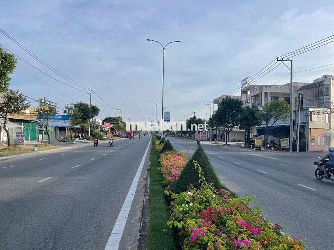 Đất đẹp nở hậu tổng dt 330.8m2 Trong đó có thổ cư 202m2