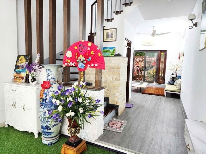 Cho thuê nhà mặt phố Trung Hòa, 130m2 x 4 tầng, MT 6m, kinh doanh đỉnh