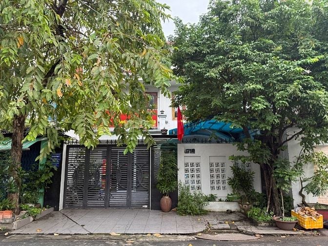nhà 8x18m trệt + lửng + 1 Lầu đường 39 Phường Tân Quy Q7. giá 29 tỷ