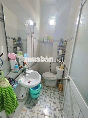 nhà 2 lầu, có sổ hồng mặt tiền đường 8 m