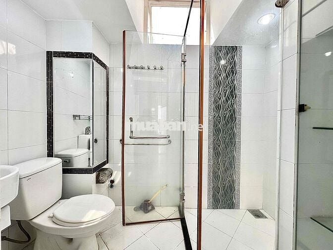 Cho thuê 2PN nhà mặt tiền, có thang máy, full nội thất