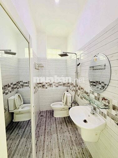NHÀ ( SẴN NỘI THẤT ) NGAY CHỢ TX21. TRỆT 2 LẦU 4PN 3WC. HẺM XE HƠI