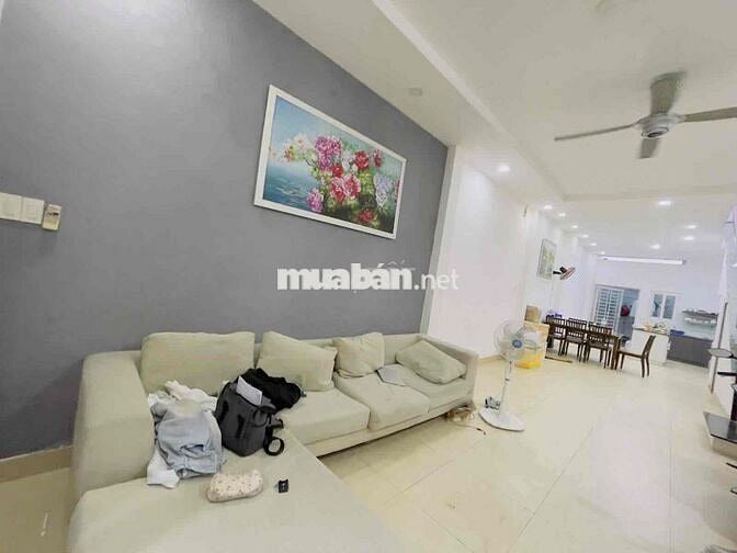 NGÔI NHÀ MANG CẢM GIÁC BÌNH YÊN GIỮA SỰ XÔ BỒ CỦA THỦ ĐỨC