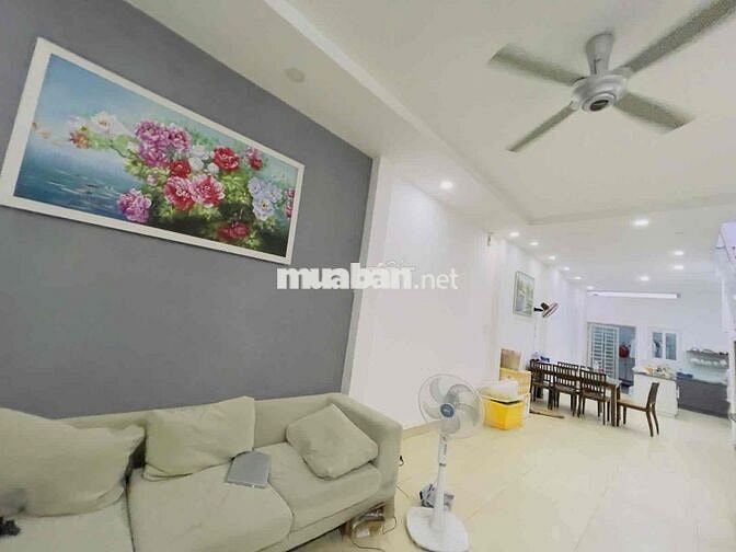 NGÔI NHÀ MANG CẢM GIÁC BÌNH YÊN GIỮA SỰ XÔ BỒ CỦA THỦ ĐỨC