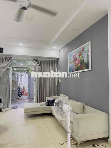 NGÔI NHÀ MANG CẢM GIÁC BÌNH YÊN GIỮA SỰ XÔ BỒ CỦA THỦ ĐỨC