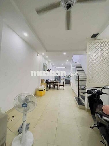 NGÔI NHÀ MANG CẢM GIÁC BÌNH YÊN GIỮA SỰ XÔ BỒ CỦA THỦ ĐỨC