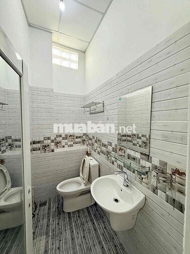 NHÀ ( SẴN NỘI THẤT ) NGAY CHỢ TX21. TRỆT 2 LẦU 4PN 3WC. HẺM XE HƠI