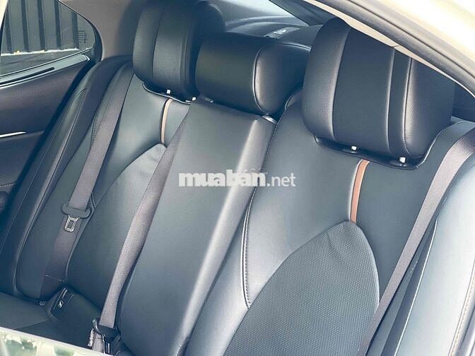 Toyota Camry 2.0Q Trắng 2023