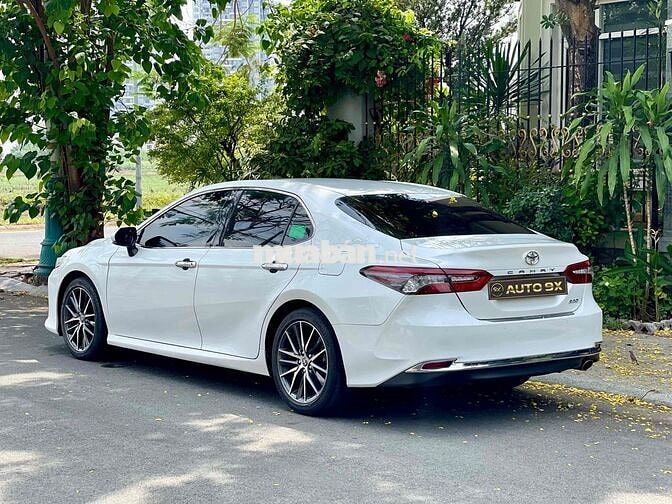 Toyota Camry 2.0Q Trắng 2023