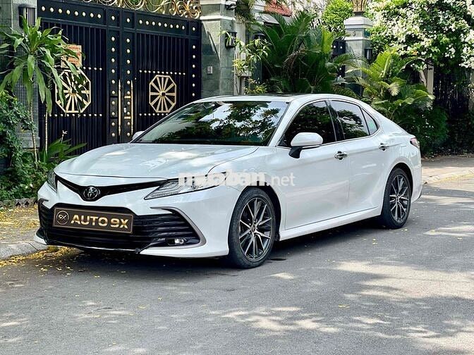 Toyota Camry 2.0Q Trắng 2023