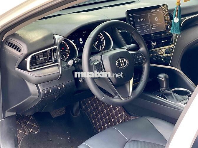 Toyota Camry 2.0Q Trắng 2023