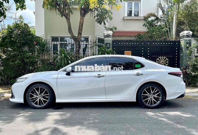 Toyota Camry 2.0Q Trắng 2023