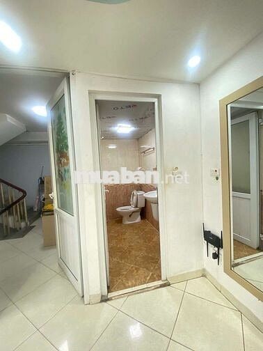 Chính chủ cho thuê 30m2 thang máy khép kín Nguyễn Ngọc Vũ