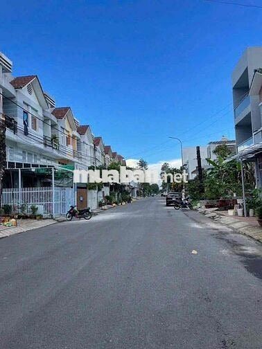 Nhà kho 10x20m sẵn điện 3pha mặt tiền KDC Long Thịnh
