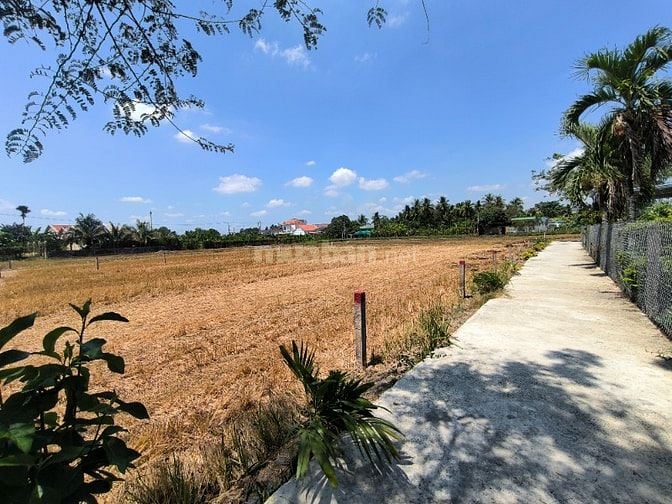 Đất thô cư 100%. Xung quanh dân ở nhìu. Thích hợp anh chị mua để dành.