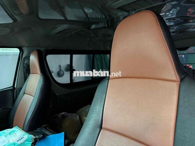 Toyota Hiace 6 chỗ Bạc
