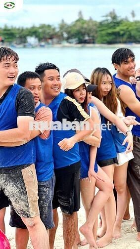 1 Nam và 1 Nữ Tiếp Nhận Hàng Bảo Hành