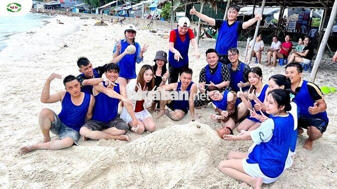 1 Nam và 1 Nữ Tiếp Nhận Hàng Bảo Hành