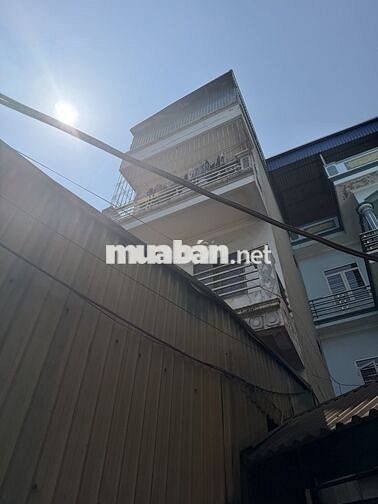 đất sẵn nhà 3 tầng, dt gần 60m2,mt 4,9 cuối đường Bà Triệu Hà Đông