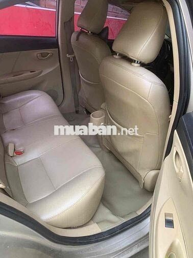 Toyota Vios màu Vàng cát