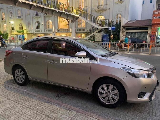 Toyota Vios màu Vàng cát