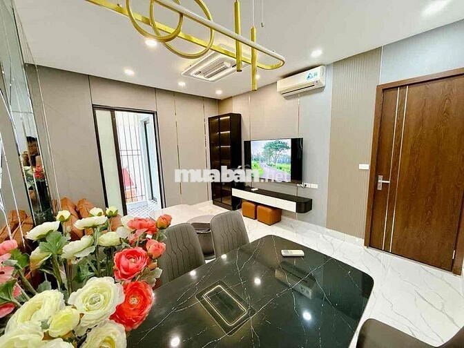 Tập thể Kim Ngưu, lô góc, 3 ngủ , thoáng sáng , sát mặt phố, ở ngay