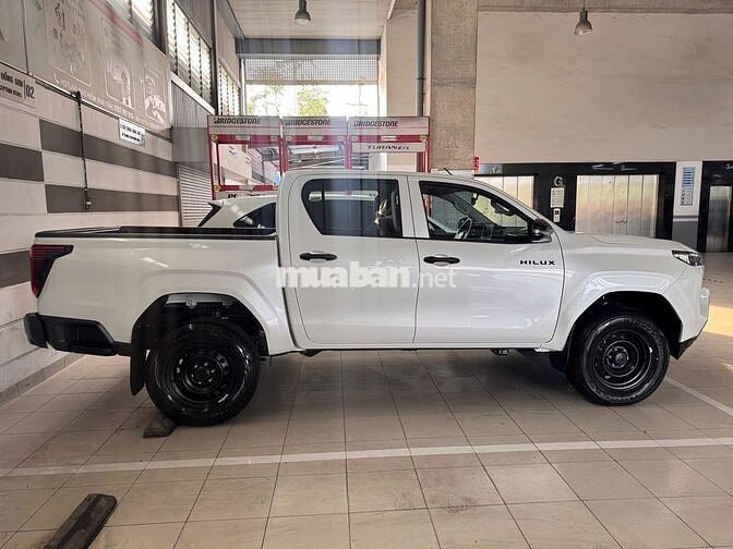 Toyota Hilux 2026 2.8MT Trắng ngọc