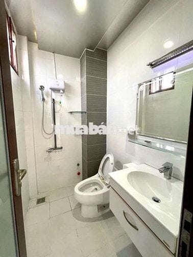 Cho thuê phòng ban công thang máy Q1 - gần chợ Tân Định - 26m2