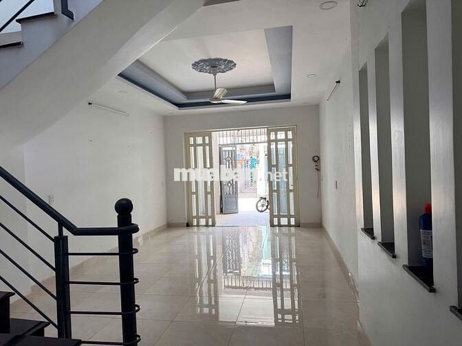 Cho thuê nhà 2pn hẻm xe hơi đường Nguyễn Hữu Tiến quận Tân Phú