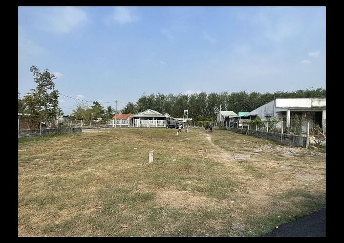 CẦN BÁN GẤP lô đất nằm ngay TRUNG TÂM , GIÁ 1ty3 100m2 full thổ cư .