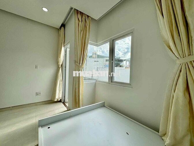 STUDIO BAN CÔNG FULL NỘI THẤT MỚI - NGAY TRUNG TÂM Q10 - DỌN Ở LIỀN