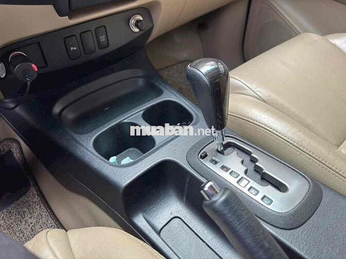 Toyota Fortuner 2016 V Bạc