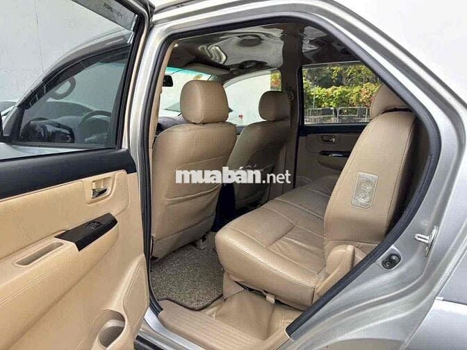 Toyota Fortuner 2016 V Bạc
