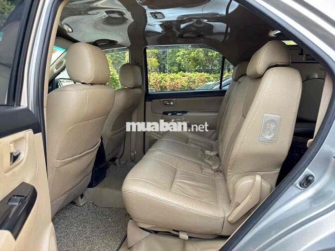Toyota Fortuner 2016 V Bạc