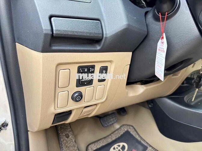 Toyota Fortuner 2016 V Bạc