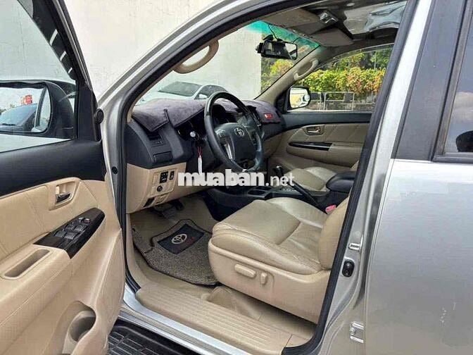 Toyota Fortuner 2016 V Bạc
