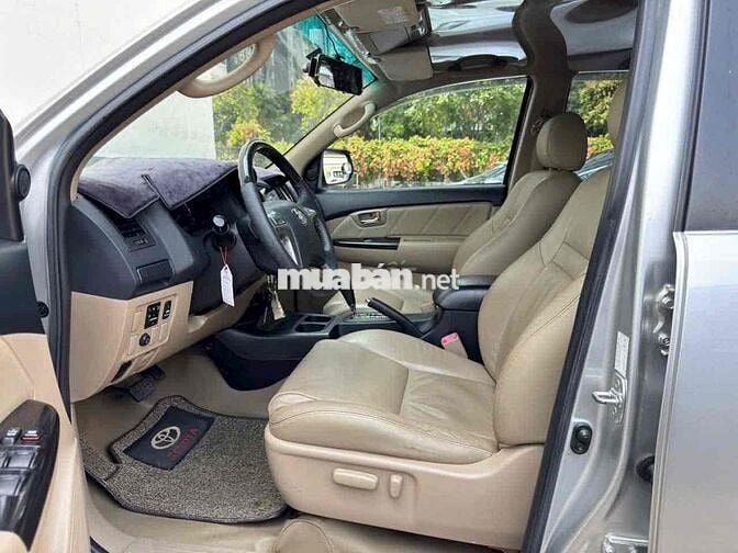 Toyota Fortuner 2016 V Bạc