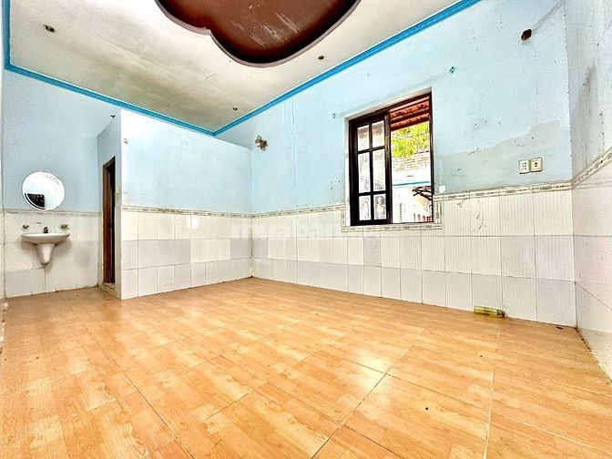 BÁN ĐẤT TẶNG NHÀ DT LỚN 65M2 NGAY UBND P.TÂN TẠO, BÌNH TÂN, SHR VAY NH