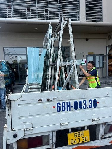 Lao động phổ thông thợ phụ nhôm kính có chỗ ở lại 