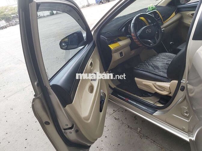 Toyota Vios màu Vàng cát