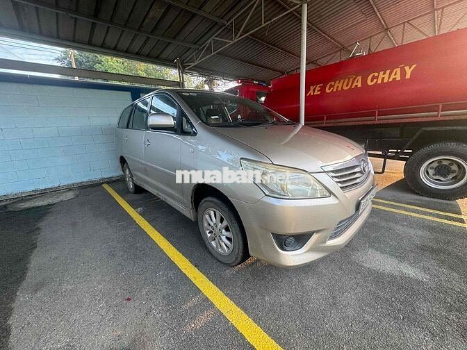 Toyota Innova 2013 E Nâu vàng