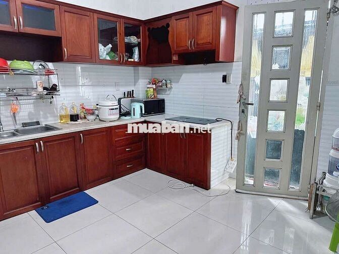 nhà 5 phòng ngủ.hướng tây.gần chợ Bình Thành 