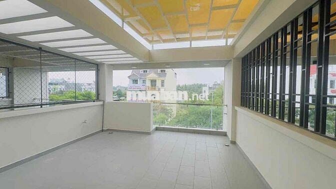 Mặt tiền Kinh Doanh Hoàng Hoa Thám sát vòng xoay 1 hầm 3 tầng