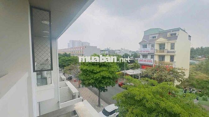 Mặt tiền Kinh Doanh Hoàng Hoa Thám sát vòng xoay 1 hầm 3 tầng