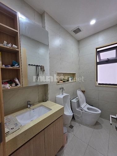 Nhà mới xây full nội thất cao cấp xe hơi đậu trong nhà