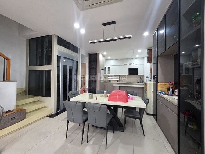 Nhà mới xây full nội thất cao cấp xe hơi đậu trong nhà
